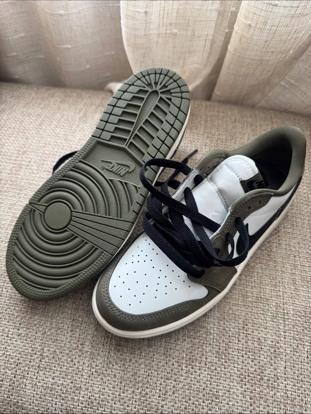 Nike KIDS Low-Top Sneakers — White, Olive & Black